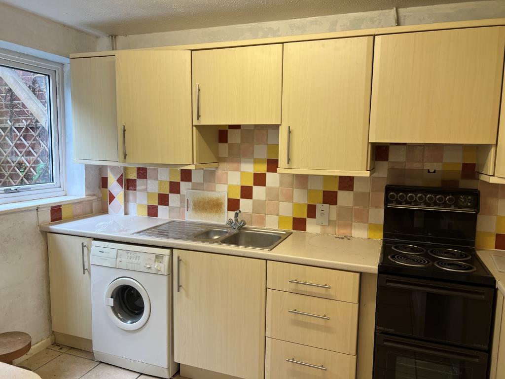 Lot: 58 - THREE-BEDROOM END-TERRACE HOUSE - Kitchen of three bedroom house for sale by auction in Fareham